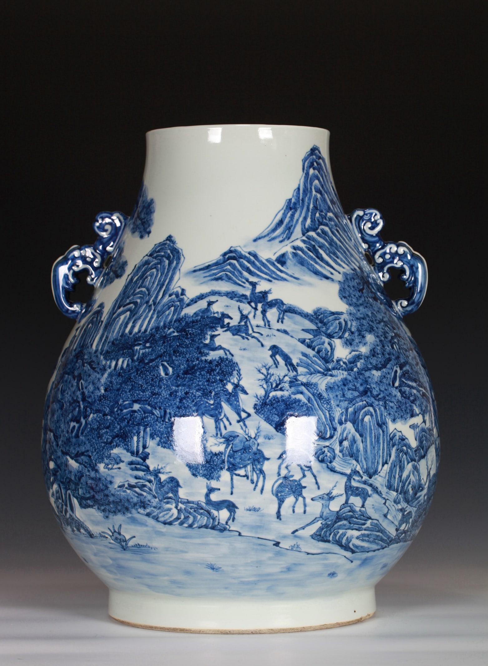 A BLUE AND WHITE 'HUNDRED DEER' ZUN