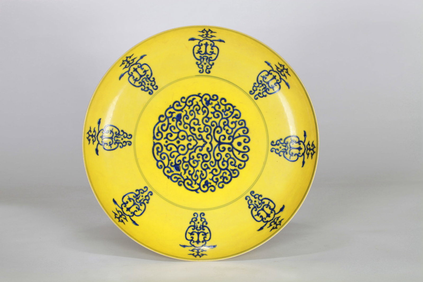 A YELLOW-GROUND BLUE AND WHITE 'PLAIN' DISH