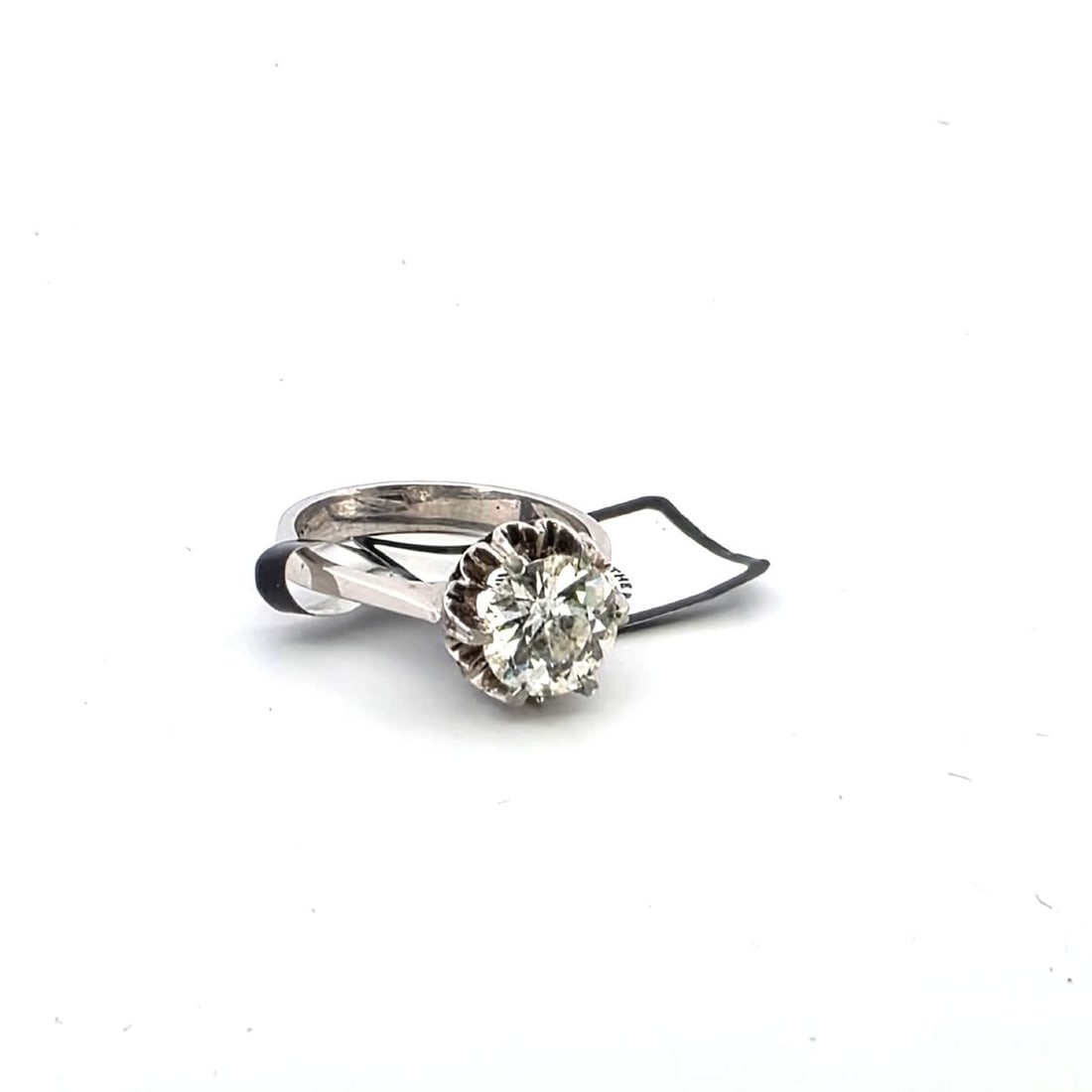 VINTAGE SOLITAIRE RING IN WHITE GOLD WITH LARGE DIAMOND: VINTAGE SOLITAIRE RING IN WHITE GOLD WITH LARGE DIAMOND Description: Bague solitaire vintage en or blanc avec diamant important Poids Gr 3,8 Diamant old mine Ct 1.90 environ H/I VS/ SI Misura 53 eu