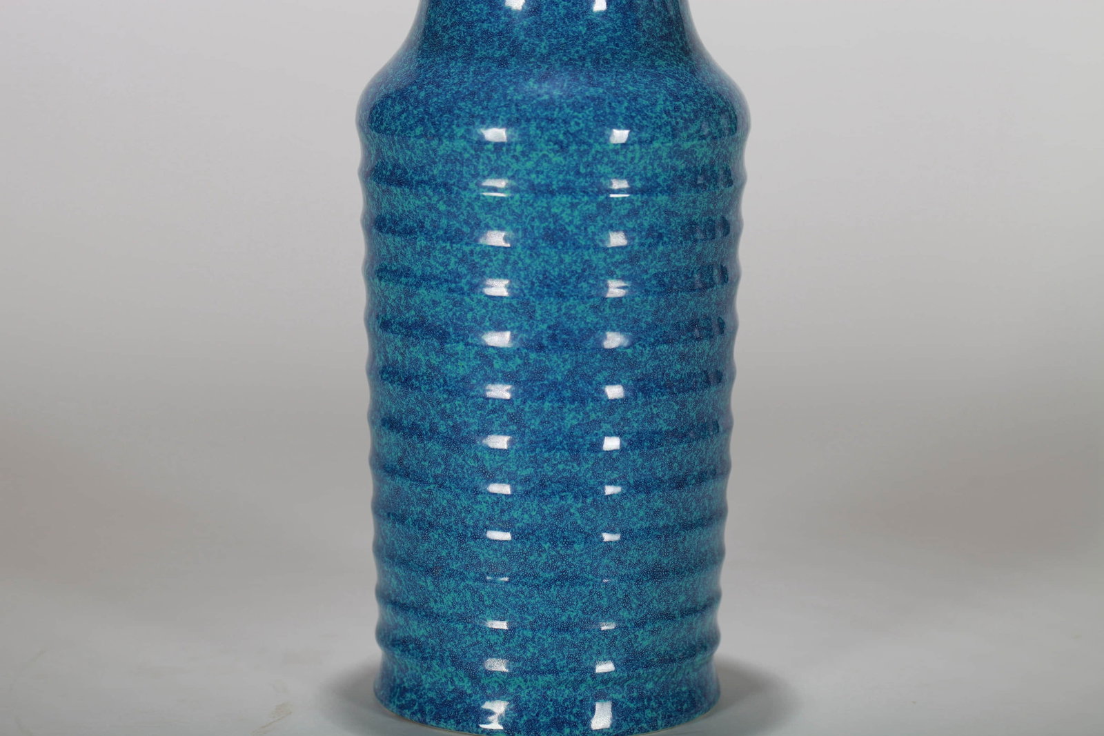 A ROBIN'S EGG GLAZED 'STRING' VASE - 4
