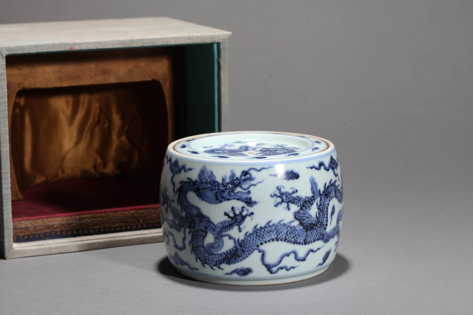 A BLUE AND WHITE 'DRAGON' CRICKET JAR: A BLUE AND WHITE 'DRAGON' CRICKET JAR Dimensions: Diameter: 14 cm (5.51 in.), Height: 10 cm (3.94 in.). All measurements are approximate.