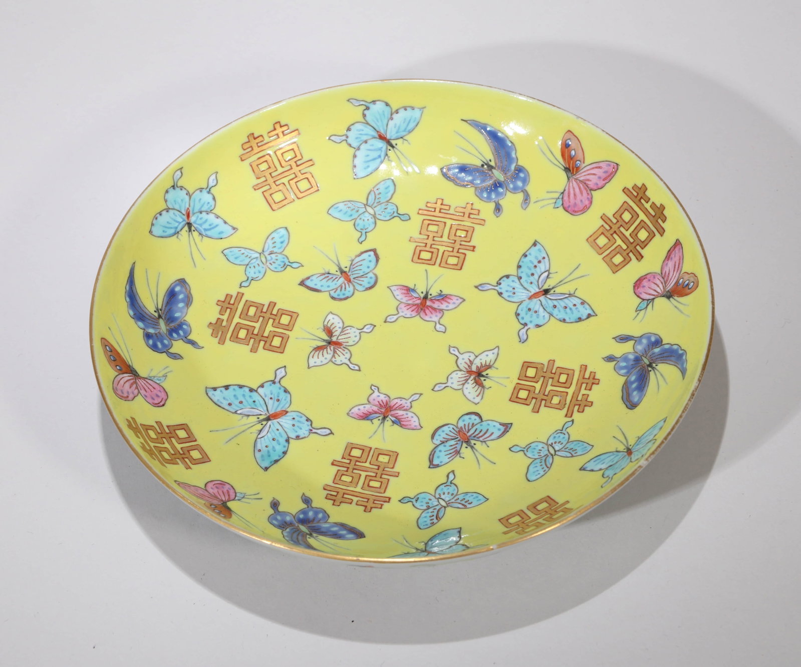 A YELLOW-GROUND FAMILLE ROSE 'FLOWERS AND BUTTERFLIES' DISH: A YELLOW-GROUND FAMILLE ROSE 'FLOWERS AND BUTTERFLIES' DISH Dimensions: Diameter: 16 cm (6.30 in.). All measurements are approximate.