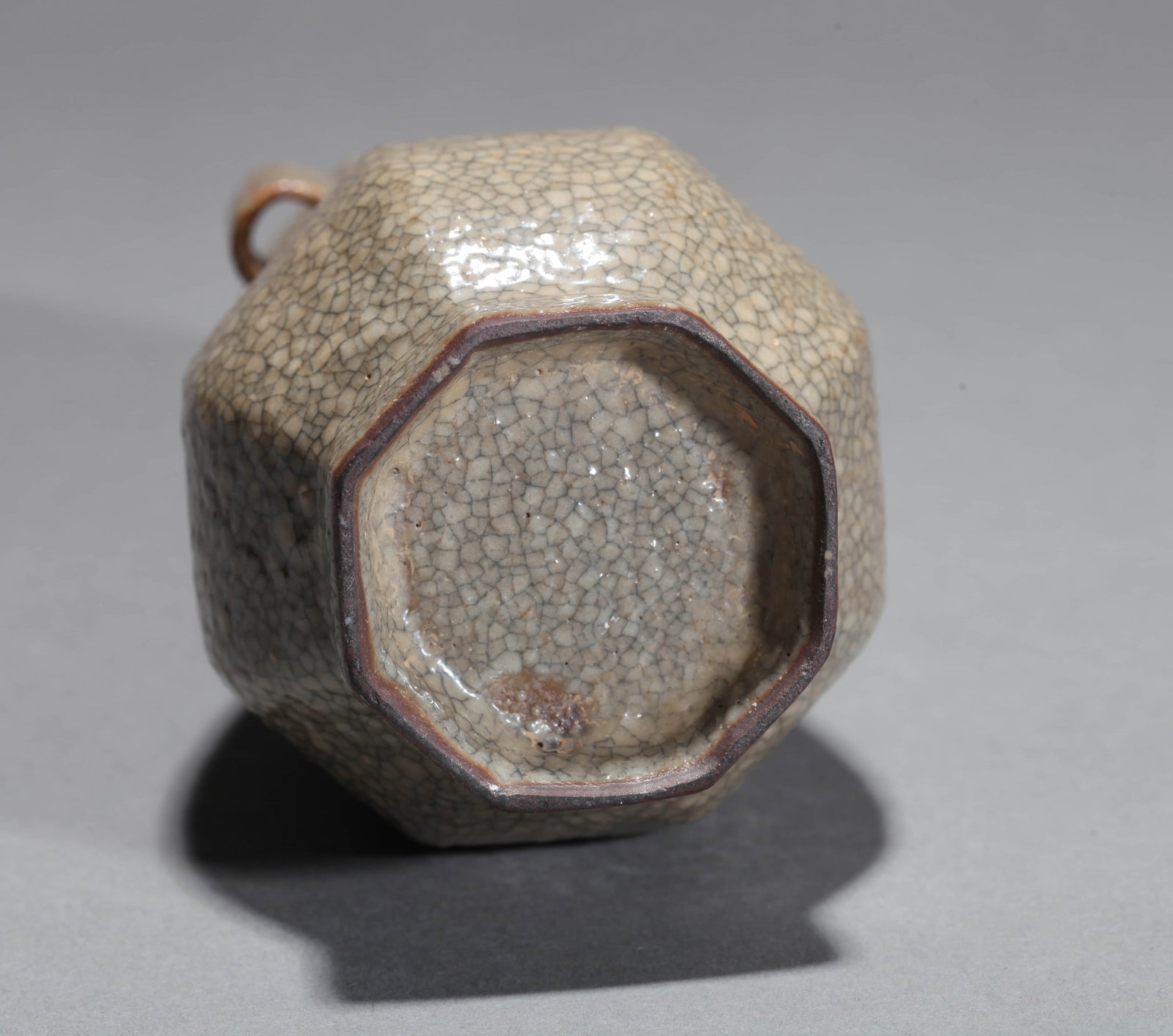 A GE WARE 'PLAIN' HEXAGONAL SMALL VASE - 5