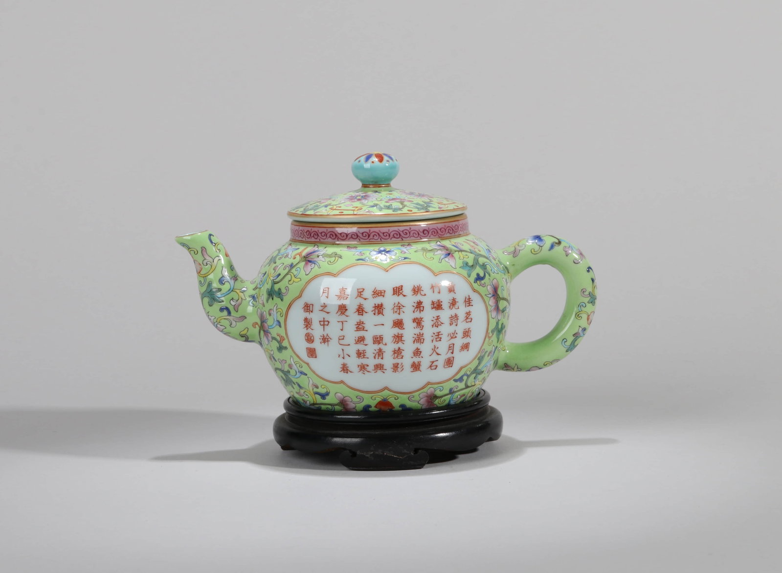 AN APPLE GREEN-GROUND 'INTERLOCKING FLOWERS AND IMPERIAL POEM' EWER: AN APPLE GREEN-GROUND 'INTERLOCKING FLOWERS AND IMPERIAL POEM' EWER Dimensions: Length: 19 cm (7.48 in.), Height: 11 cm (4.33 in.). All measurements are approximate.