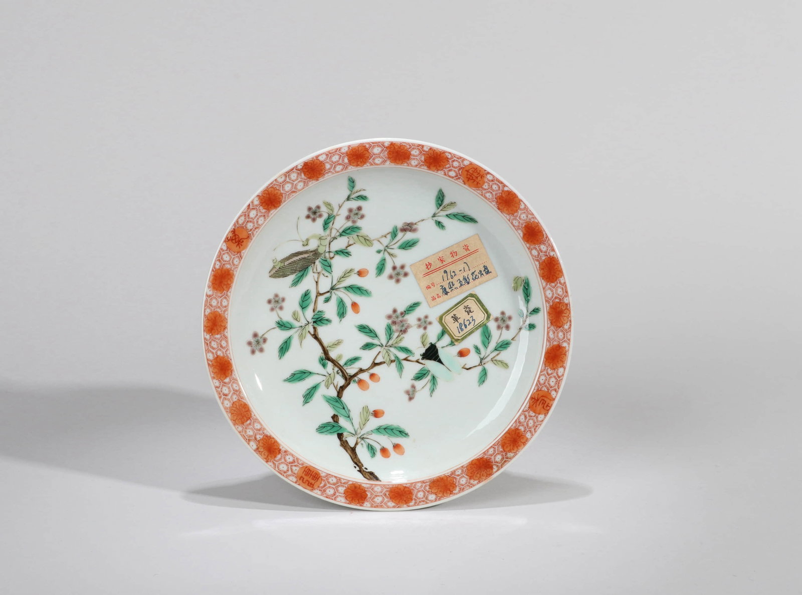 A WUCAI 'FLOWERS AND INSECTS' FOLIATED DISH: A WUCAI 'FLOWERS AND INSECTS' FOLIATED DISH Dimensions: Diameter: 19 cm (7.48 in.). All measurements are approximate.