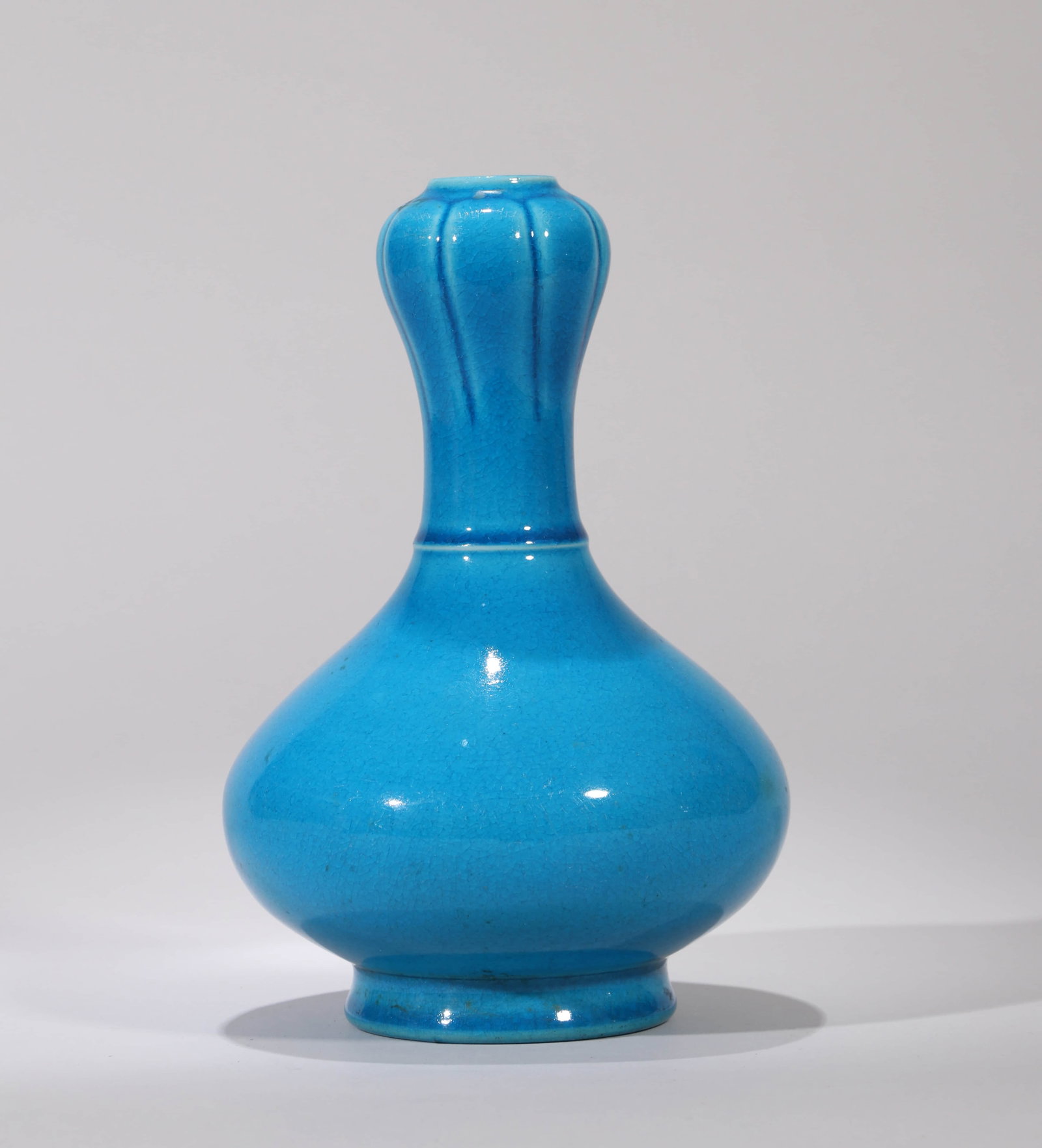 A PEACOCK BLUE-GLAZED 'PLAIN' GARLIC-HEAD VASE: A PEACOCK BLUE-GLAZED 'PLAIN' GARLIC-HEAD VASE Dimensions: Height: 18.5 cm (7.28 in.). All measurements are approximate.