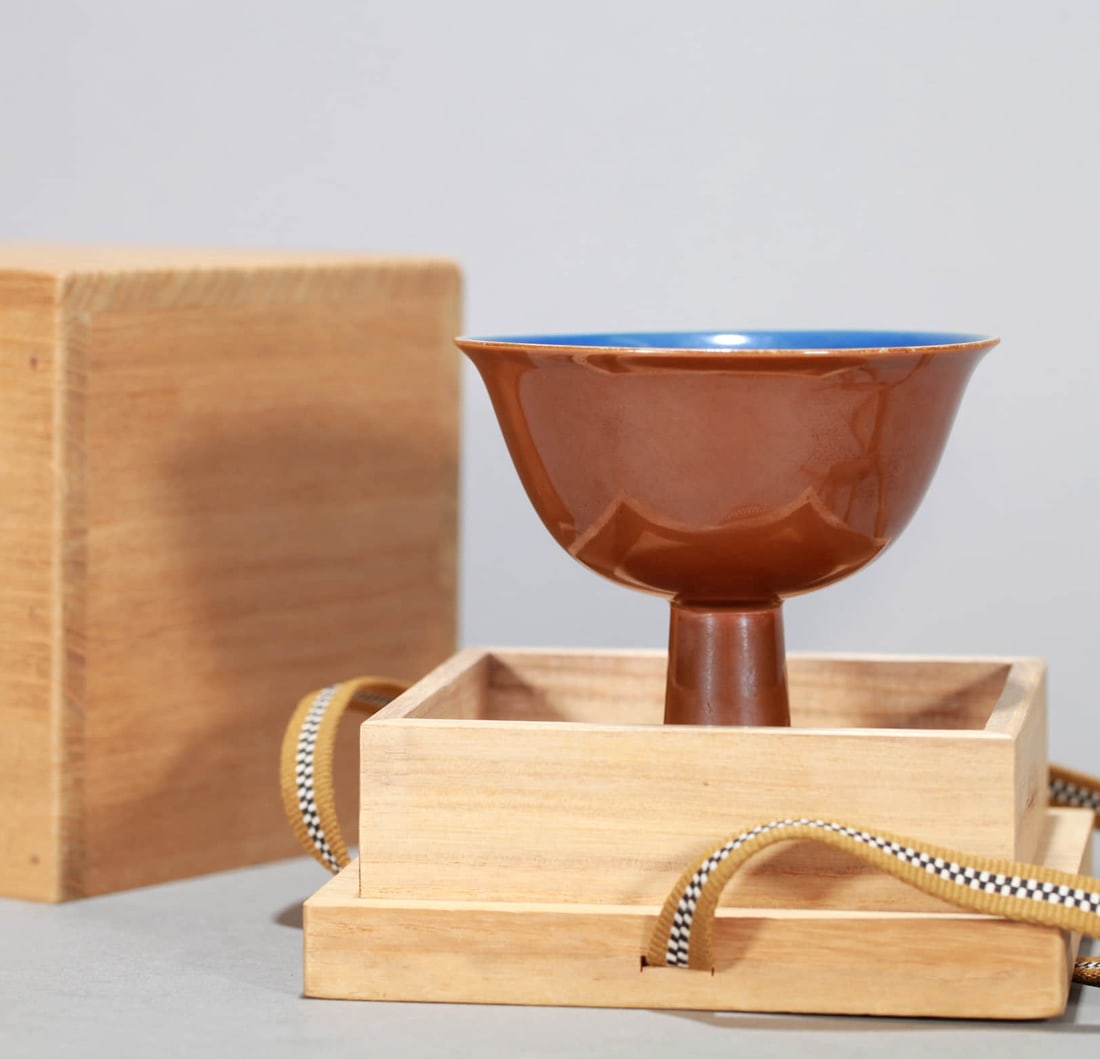 A BLACK-GLAZED AND BLUE AND WHITE 'PHOENIX' STEM BOWL (1 of 9)
