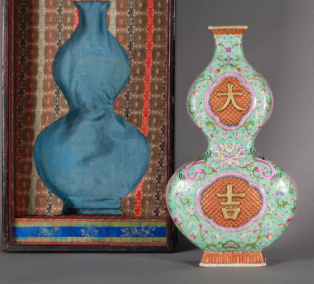 A GREEN-GROUND FAMILLE ROSE 'INTERLOCKING FLOWERS' GOURD FLASK: A GREEN-GROUND FAMILLE ROSE 'INTERLOCKING FLOWERS' GOURD FLASK Dimensions: Height: 36.5 cm (14.37 in.). All measurements are approximate.