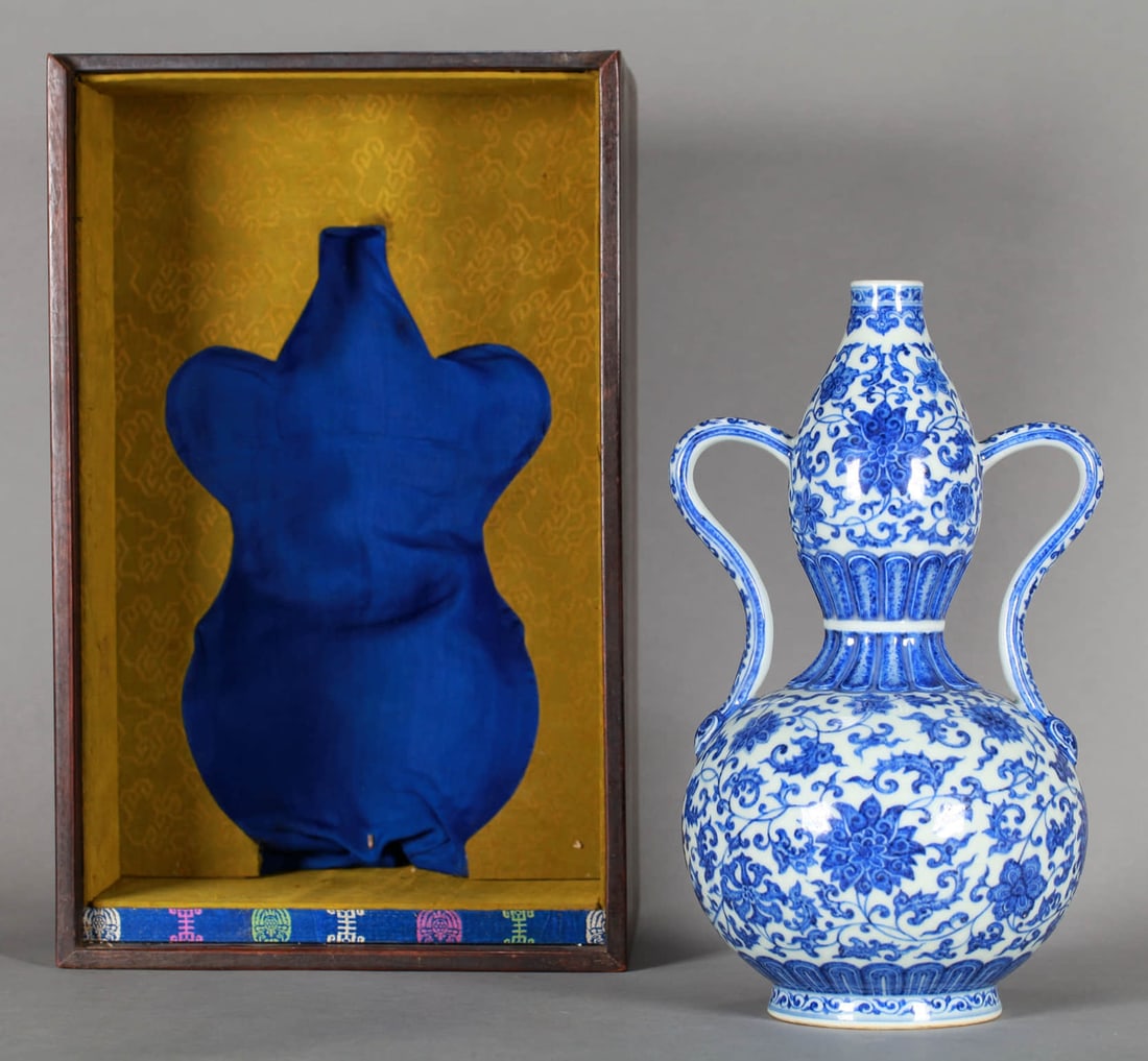 A BLUE AND WHITE 'INTERLOCKING FLOWERS' RIBBON GOURD VASE: A BLUE AND WHITE 'INTERLOCKING FLOWERS' RIBBON GOURD VASE Dimensions: Height: 29.5 cm (11.61 in.). All measurements are approximate.
