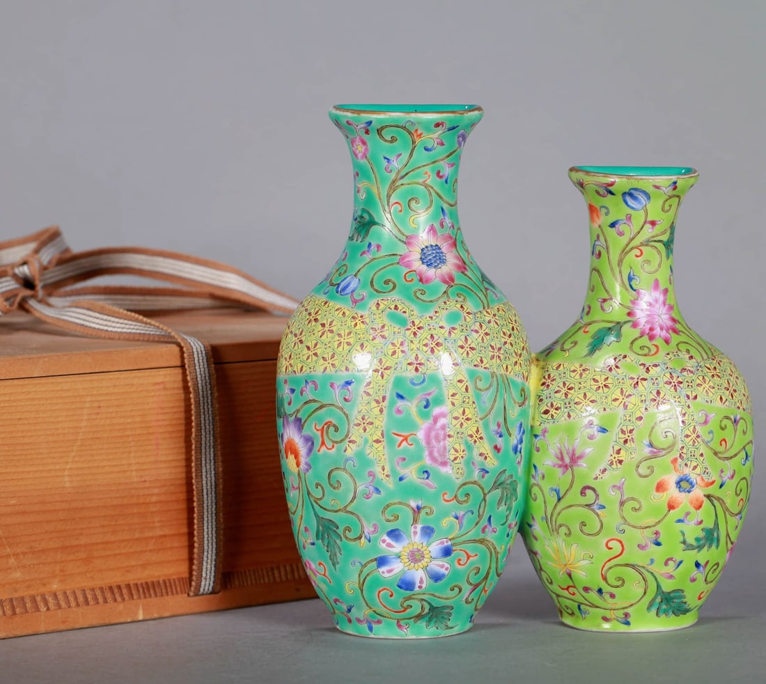A FAMILLE ROSE 'INTERLOCKING FLOWERS' DOUBLE WALL VASE: A FAMILLE ROSE 'INTERLOCKING FLOWERS' DOUBLE WALL VASE Dimensions: Height: 19 cm (7.48 in.). All measurements are approximate.