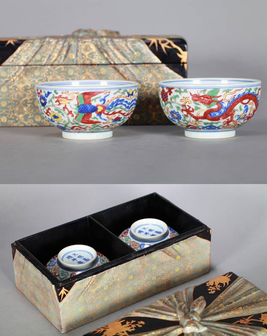 A PAIR OF WUCAI 'DRAGON AND PHOENIX' BOWLS: A PAIR OF WUCAI 'DRAGON AND PHOENIX' BOWLS Dimensions: Diameter: 11 cm (4.33 in.), Height: 5.5 cm (2.17 in.). All measurements are approximate.