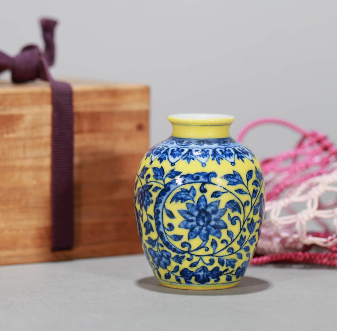 A YELLOW-GROUND BLUE AND WHITE 'INTERLOCKING FLOWERS' SMALL JAR: A YELLOW-GROUND BLUE AND WHITE 'INTERLOCKING FLOWERS' SMALL JAR Dimensions: Height: 6.5 cm (2.56 in.). All measurements are approximate.