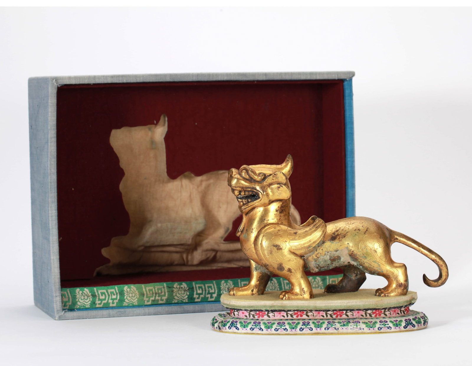 A GILT-BRONZE 'AUSPICIOUS BEAST' ORNAMENT: A GILT-BRONZE 'AUSPICIOUS BEAST' ORNAMENT Dimensions: Length: 18 cm (7.09 in.). All measurements are approximate.
