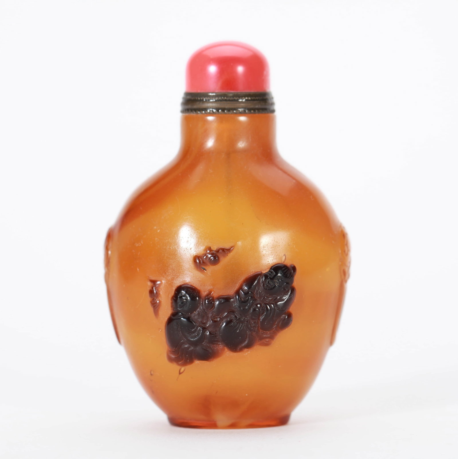AN AGATE CARVED 'BAT AND COIN' SNUFF BOTTLE (1 of 7)