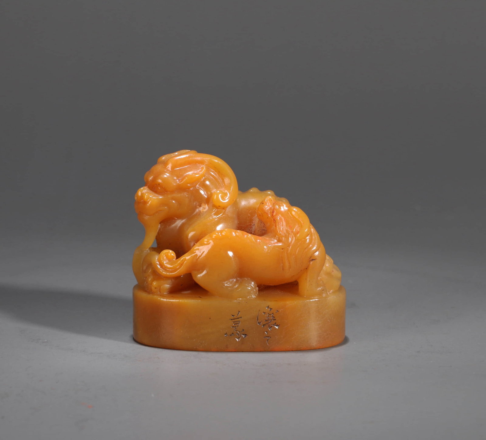 A TIANHUANG 'DOUBLE CHI DRAGON-FINIAL' SEAL: A TIANHUANG 'DOUBLE CHI DRAGON-FINIAL' SEAL Dimensions: Length: 4.6 cm (1.81 in.), Width: 2.8 cm (1.10 in.), Height: 4.2 cm (1.65 in.). Weight: 77.3 g. All measurements are approximate.