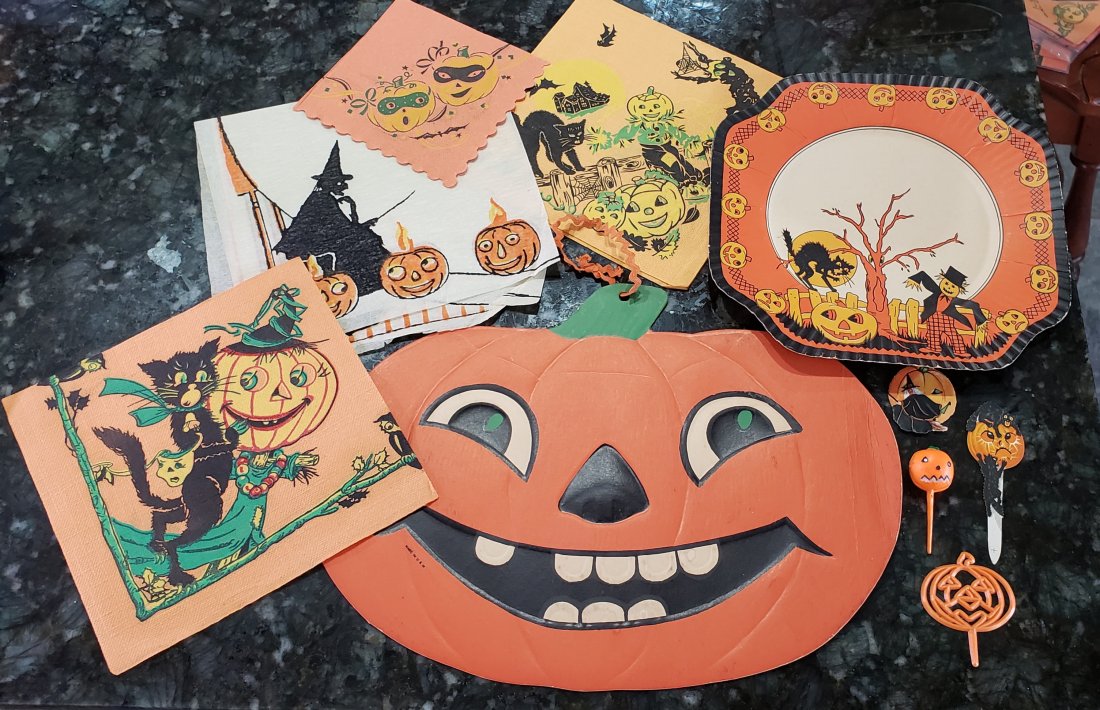 Vinatage Halloween Die Cut Dennisons Pick Label Cat: Amazing lot of Vintage Halloween lot featuring a beautiful pumpkin die cut decoration, die cut Dennison's party black cat die cut and a Dennison's witch label. Multiple napkins with pumpkins and witch
