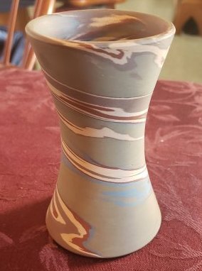 Niloak Art Pottery Mission Swirl 5" Vase: Niloak Art Pottery Mission Swirl 5" Vase. Made between 1909 and 1942 in Benton Arkansas Arts & Crafts style. See photos for details. Buyers Premium 20% * In-House Shipping Available
