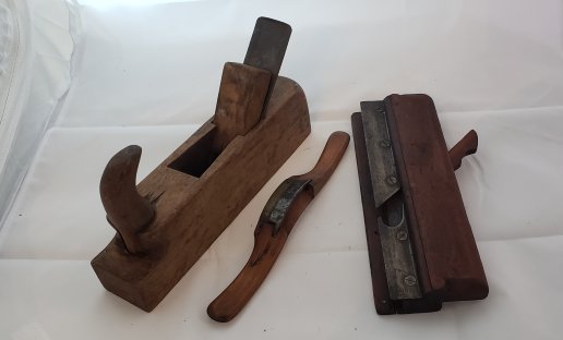 Tool Lot 3 Antique Wood Planes: Tool Lot 3 Antique Wood Planes. lot weights 3 pounds 11 oz. One of them marked SBS. See photos for details. *In-House Shipping Available