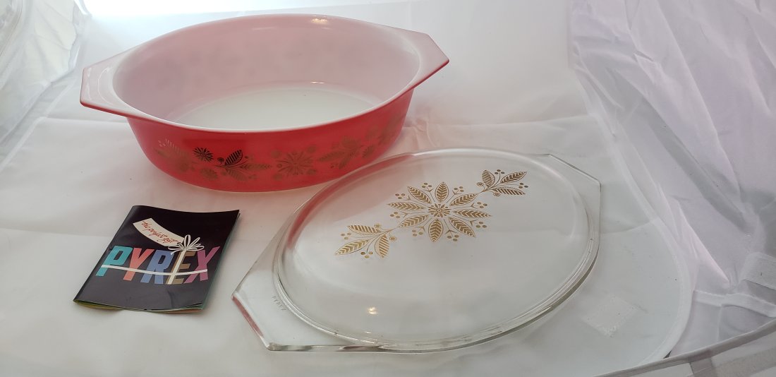 Vintage Pyrex Gold Poinsettia Red Oval 2.5 qt: Vintage Pyrex Gold Poinsettia Red Oval 2.5 qt Casserole Covered Dish. Comes with Pyrex Brochure. Weighs 4 Pounds 11 oz. See photos for details. *In-House Shipping Available