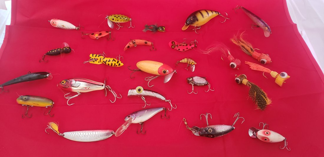 Fishing Lure Lot Jitterbug Arbogast Heddon Tiny Torpedo ++: Fishing Lure Lot Jitterbug Arbogast Heddon Tiny Torpedo many more. A few of them including the red headed jitterbug are wooden, the rest are all plastic or metal. Varing states of wear on them. Buyers