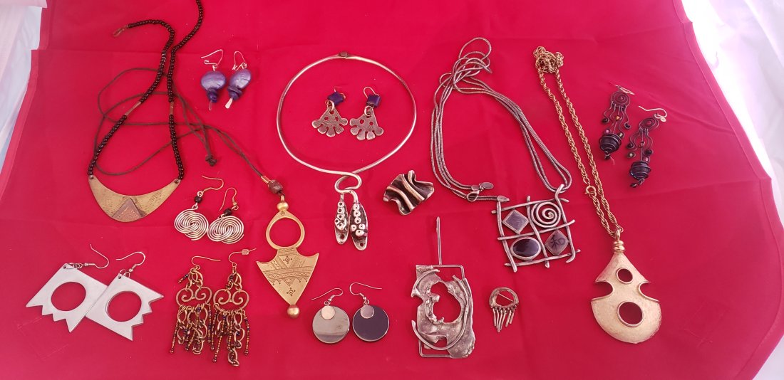 Costume Jewelry Lot Modern Brutalist: Costume Jewelry Lot Modern Brutalist. I don't see any hallmarks or metal marks on any of this except the one piece of Trifari . Very interesting Brutalist items included Buyers Premium 20%. *In-House