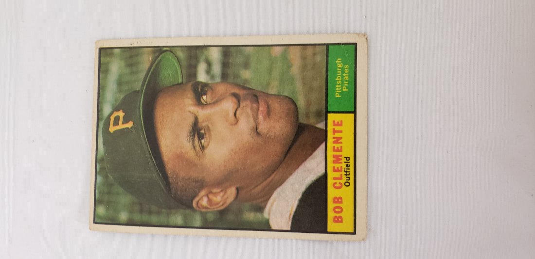 1961 Topps Roberto Clemente #388: 1961 Topps Roberto Clemente #388. Buyers Premium 20% ***In-House Shipping Available