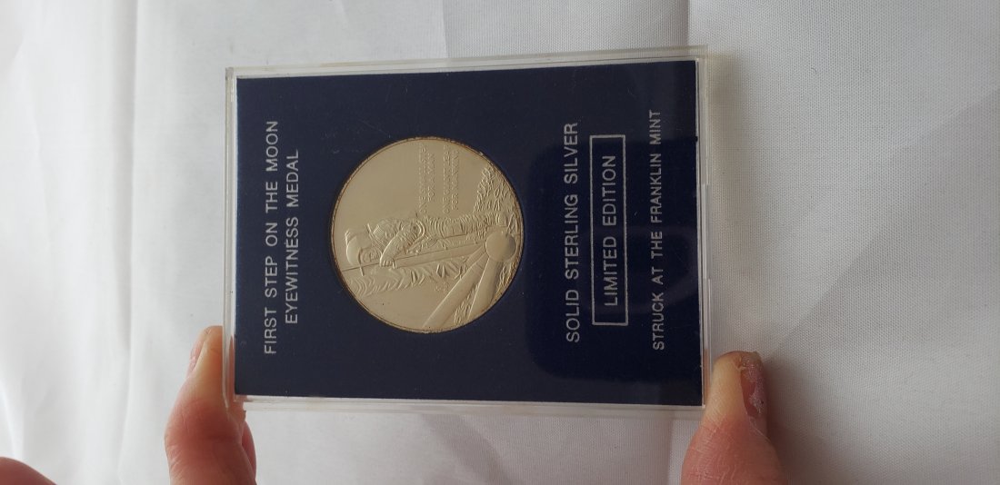 Franklin Mint First Steps on the Moon Eyewitness Medal Sterling Silver: Franklin Mint First Steps on the Moon Eyewitness Medal Sterling Silver. Buyers Premium 20%. **In-House Shipping Available**