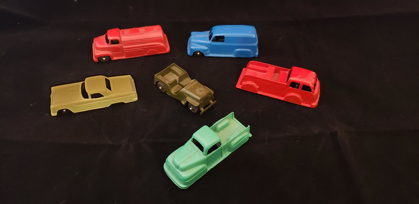 Tootsietoy Lot: Tootsietoy Lot. Buyers Premium is 20% * In-House Shipping is Available Pick up is April 15th 11-4 at 31 Wall Street Oxford, NJ. You will receive 1 invoice for hammer price and buyers premium and a 2nd
