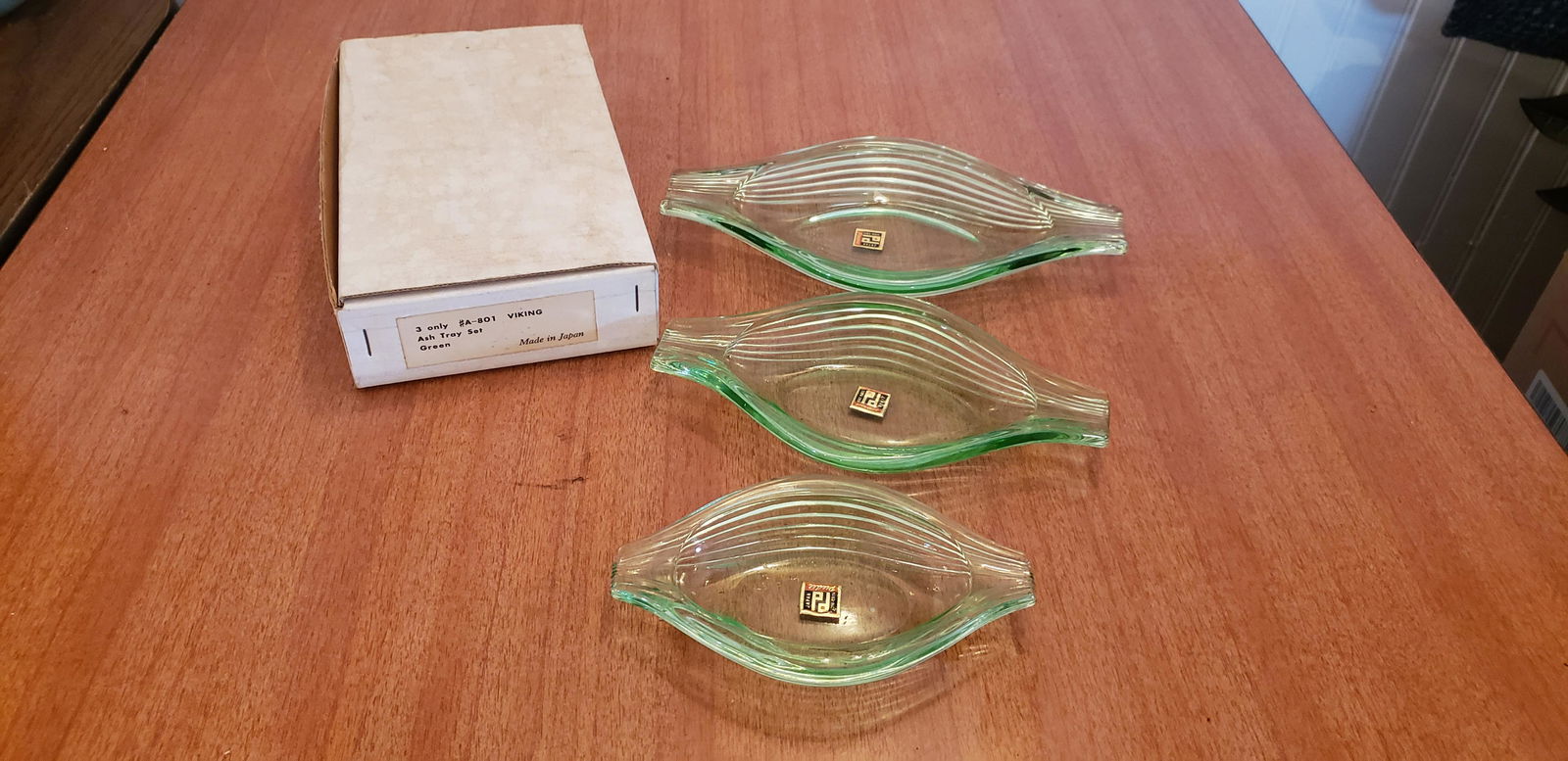 Set of 3 Mid Century Green Glass Ashtrays in box (1 of 4)