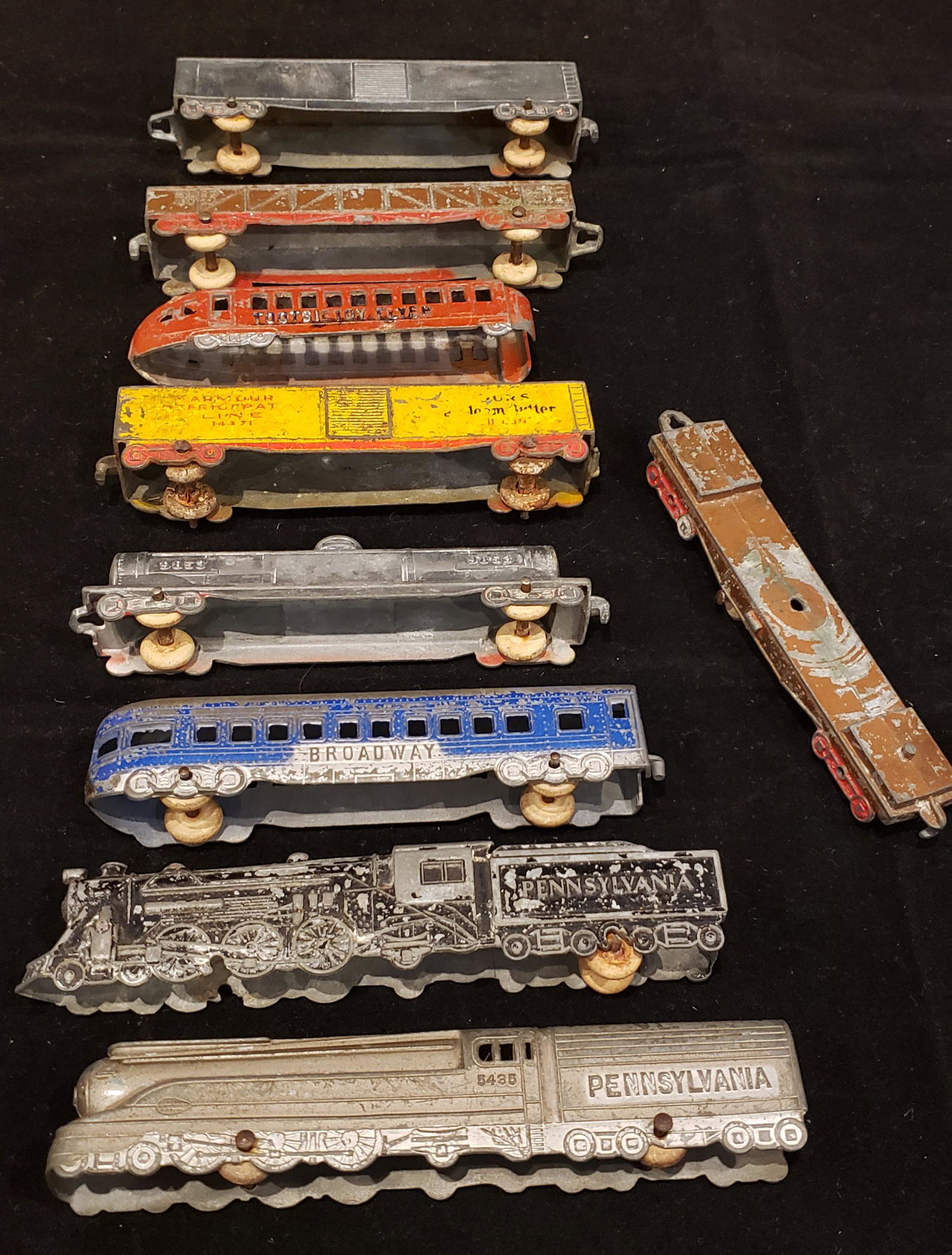 Vintage Tootsietoy Train Toy Lot: Vintage Tootsietoy Train Toy Lot. TAKE A GOOD LOOK AT THEM - THEY WERE WELL LOVED. Buyers Premium 20%. * In-House Shipping Available** WE WILL BA ADDING TO THIS SALE DAILY*Pick up is April 15th 11-4 a