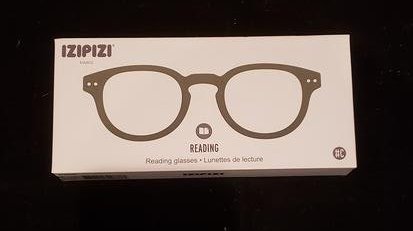 Izipizi Paris Green Modern Style Reading Glasses: Izipizi Paris Green Modern Style Reading Glasses - in original box with soft case. Buyers Premium 20%. * In-House Shipping Available** WE WILL BE ADDING LOTS TO THIS SALE DAILY*Pick up is April 15th 1