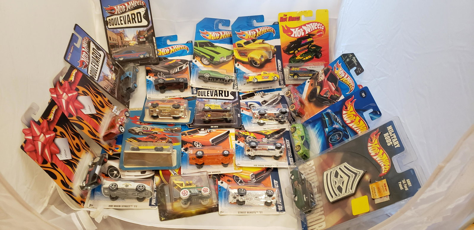 20 Hot Wheels Cars modern Mint on Card: 20 Hot Wheels Cars modern Mint on Card. Buyers Premium 20%. *In-House Shipping Available**Pick up is April 15th 11-4 at 31 Wall Street Oxford, NJ. You will receive 1 invoice for hammer price and buyer
