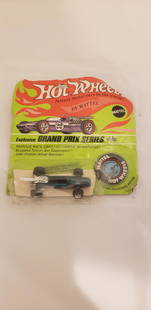 1969 Hot Wheels Redline on Damaged Card Brabham Repco green: 1969 Hot Wheels Redline on Damaged Card Brabham Repco green. Please note the bubble is no longer sealed -n you can put your finger inside and touch the car. Nice addition to your redline