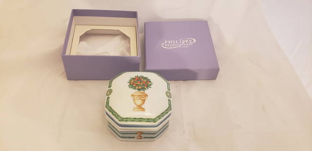 Philippe Deshoulieres Porcelaine de Limoges Box: Philippe Deshoulieres Porcelaine de Limoges Box. Measures 4" across the top. Comes in original box. Buyers Premium 20% *In-House Shipping Available* After you pay your invoice for Hammer Price and