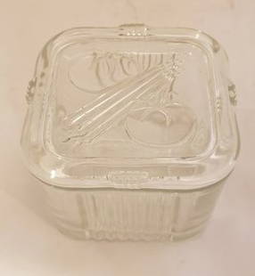 Small Glass Refrigerator Dish with Veggies on Lid: Small Glass Refrigerator Dish with Veggies on Lid. Buyers Premium 20% *In-House Shipping Available* After you pay your invoice for Hammer Price and Premium YOU WILL RECEIVE A 2nd INVOICE THRU PAYPAL