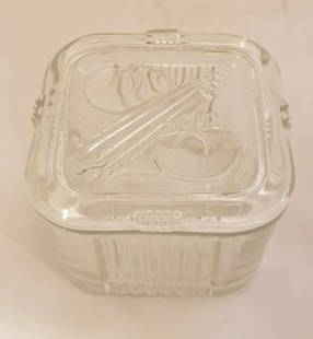 Small Glass Refrigerator Dish with Veggies on Lid: Small Glass Refrigerator Dish with Veggies on Lid. Buyers Premium 20% *In-House Shipping Available* After you pay your invoice for Hammer Price and Premium YOU WILL RECEIVE A 2nd INVOICE THRU PAYPAL F