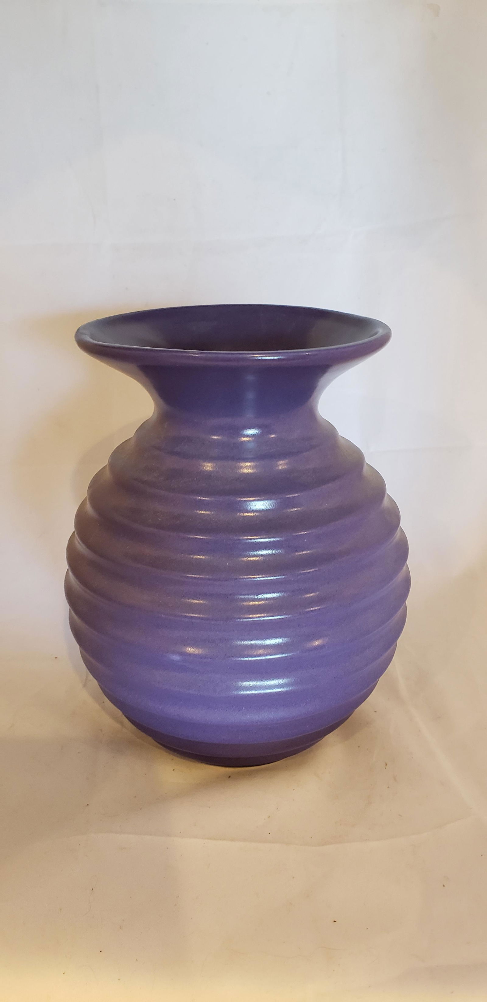 Haeger Larry Laslo Purple Vase: Haeger Larry Laslo Purple Vase Buyers Premium 20% *In-House Shipping Available* After you pay your invoice for Hammer Price and Premium YOU WILL RECEIVE A 2nd INVOICE THRU PAYPAL FOR SHIPPING
