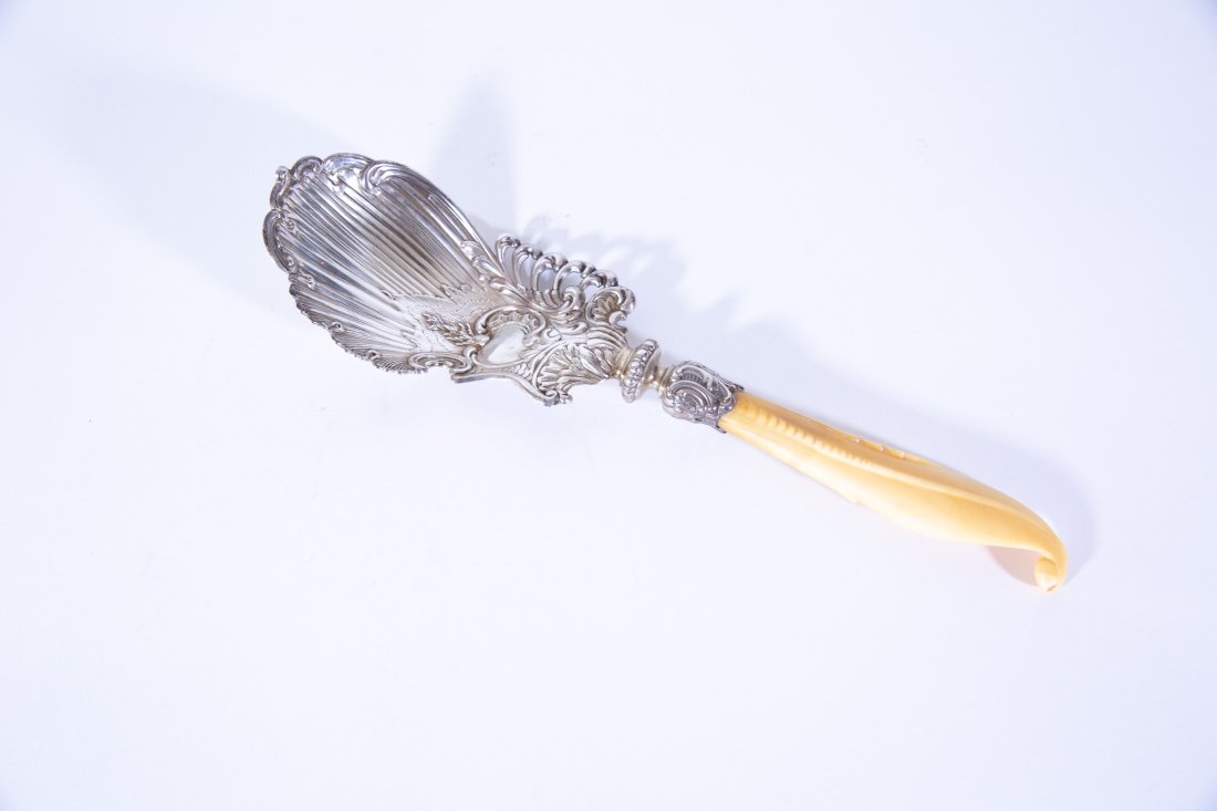 Antique Gorham Sterling Silver & Bone Handle Shell Scoop: An antique Gorham sterling silver and bone handled shell scoop.Size: 11 inches long x 3 inches wideWeight: 4.08oztCondition: Very minor wobble to handle. Still functional
