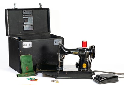 Vintage Singer Featherweight Sewing Machine Model 221