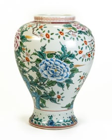 Chinese Famille Rose Quinlong Mark Vase