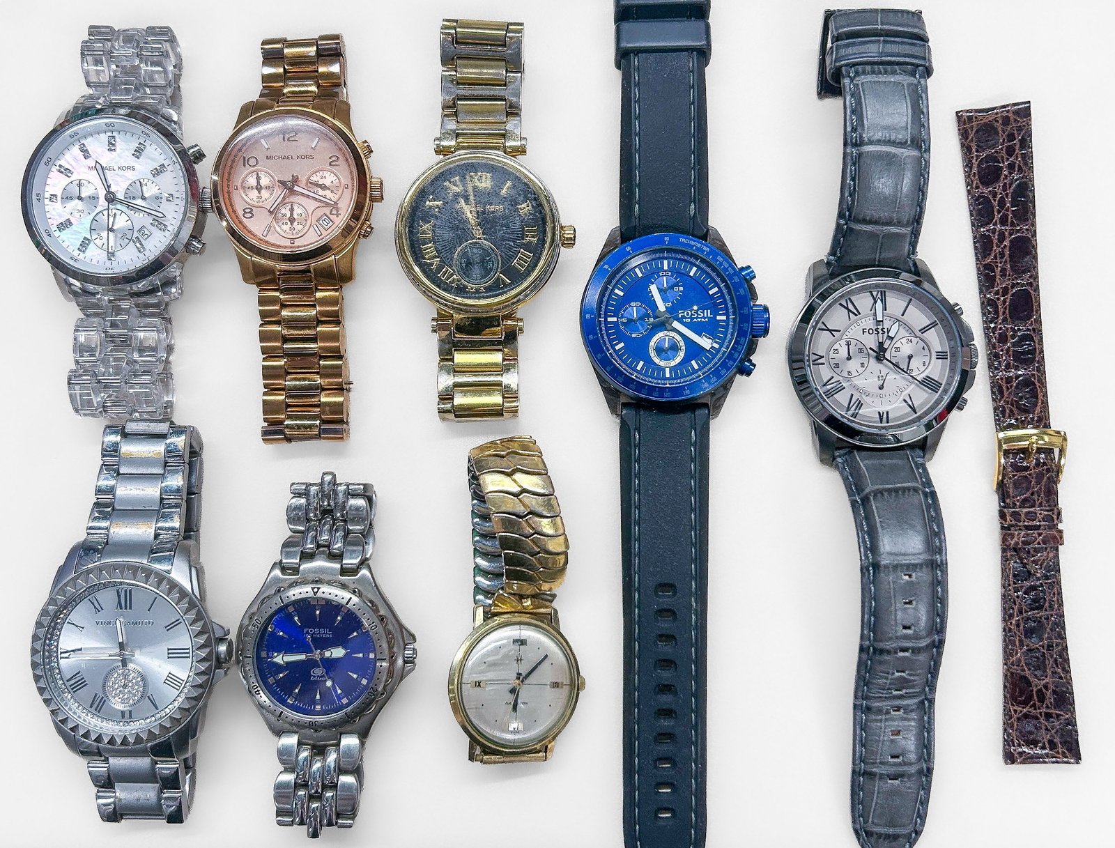 Men's Watches: Nine (9) men's watches: three Michael Kors, three Fossil, one Vince Camuto, one Hamilton (broken band, scratched crystal), plus genuine crocodile Band?It strap. Condition: Working condition unknown. |