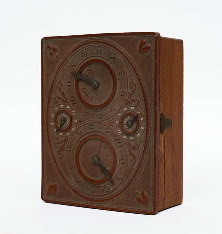 [THERMOPLASTIC PLAYING CARD BOX] RARE BOX W/COUNTER: Brown Thermoplastic Case FOR PLAYING CARDS 1.5 x 4.5 x 3.5 inches Card box with moveable score counters Similar to Berg, 8-21 Double Spinner Game. Very rare Additional images and detailed condition re