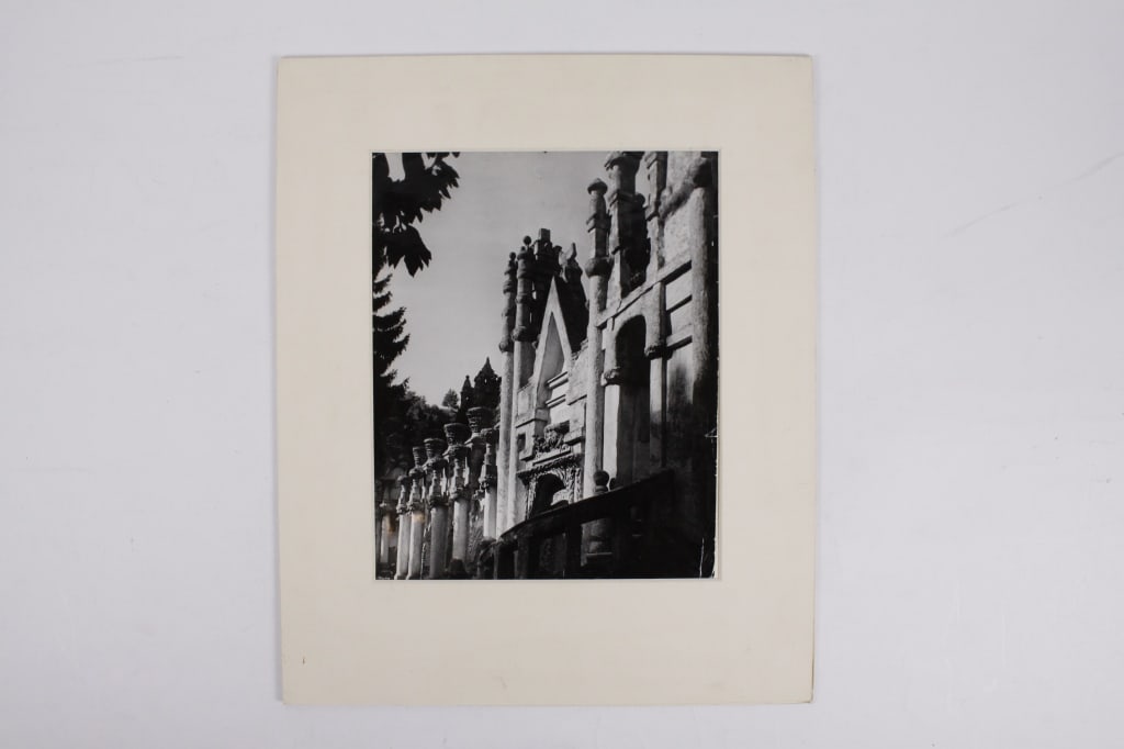 BRASSAI. FACTEUR CHEVAL. PALAIS IDEAL: Brassai. FACTEUR CHEVAL. PALAIS IDEAL. Silver print in mat. Verso with inked caption, Brassai's backmark. Print: 29 x 23 cm; mat: 43 x 35.5 cm. Handling creases. *Additional images and detailed condit