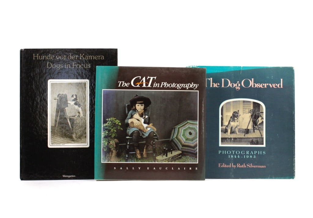 [BOOKS] CATS & DOGS. LOT OF 3 VOLUMES TOGETHER: CATS & DOGS. A lot of 3 volumes sold together. Including: Wick, Rainer. DOGS IN FOCUS. 150 YEARS OF PHOTOGRAPHY. THE UWE SCHEID COLLECTION. Weingarten, Kunstverlag, 1989. Quarto, paper boards. Text in