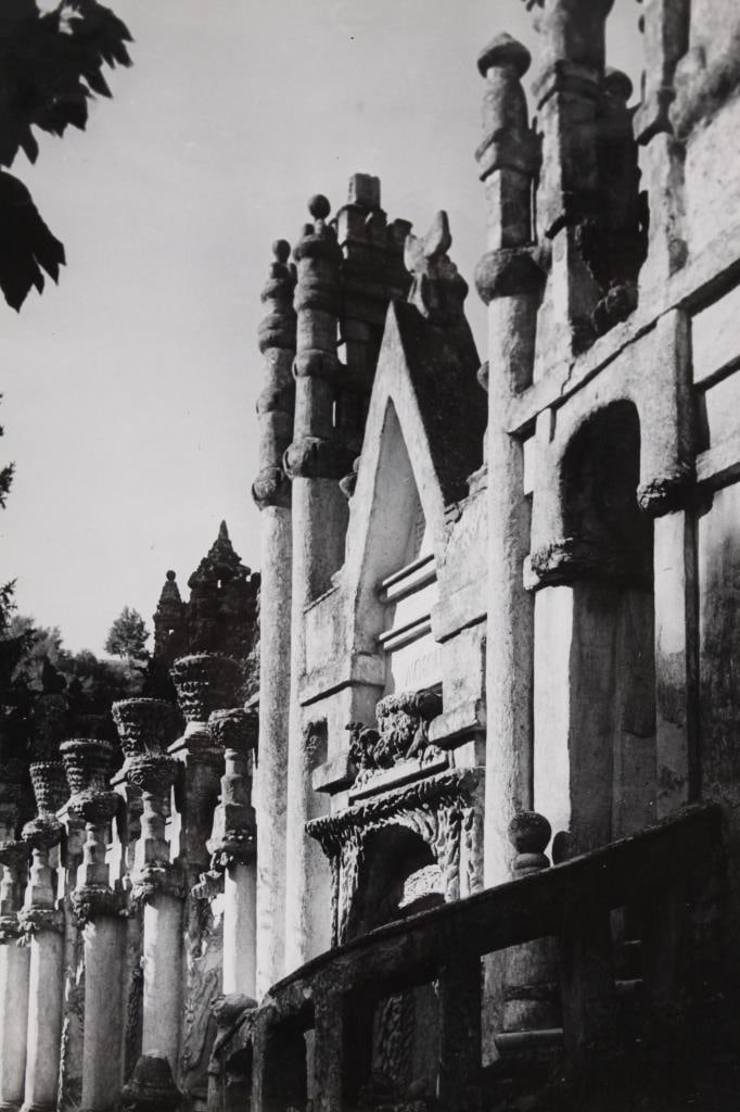 BRASSAI. FACTEUR CHEVAL. PALAIS IDEAL: BRASSAI. FACTEUR CHEVAL. PALAIS IDEAL. Silver print in mat. Verso with inked caption, Brassai's backstamp. Print: 29 x 23 cm; mat: 43 x 35.5 cm. Handling creases. *Additional images and detailed condi