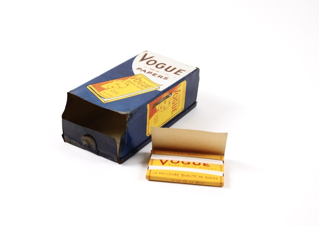 VOGUE CIGARETTE PAPERS DISPENSING TIN (1 of 2)