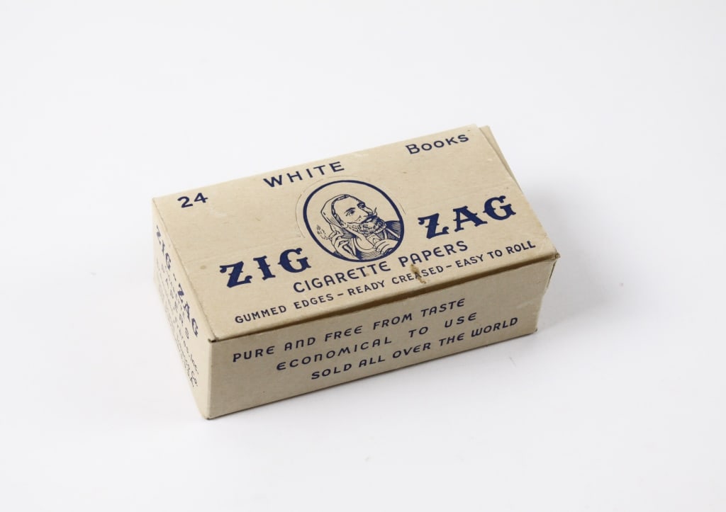 WHITE ZIG ZAG CIGARETTE PAPERS. BOX OF 22 BOOKS (1 of 3)