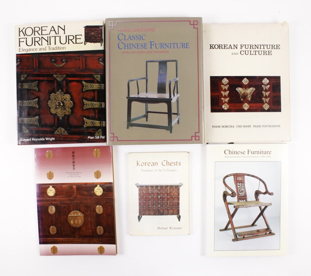 [CHINESE / KOREAN FURNITURE] LOT OF 6 VOLUMES: CHINESE / KOREAN FURNITURE. A lot of 6 volumes sold together. Including: Shixiang, Wang. CLASSIC CHINESE FURNITURE. Hong Kong: Joint Publishing, 1986. Quarto, maroon cloth boards, dust jacket. * Camer