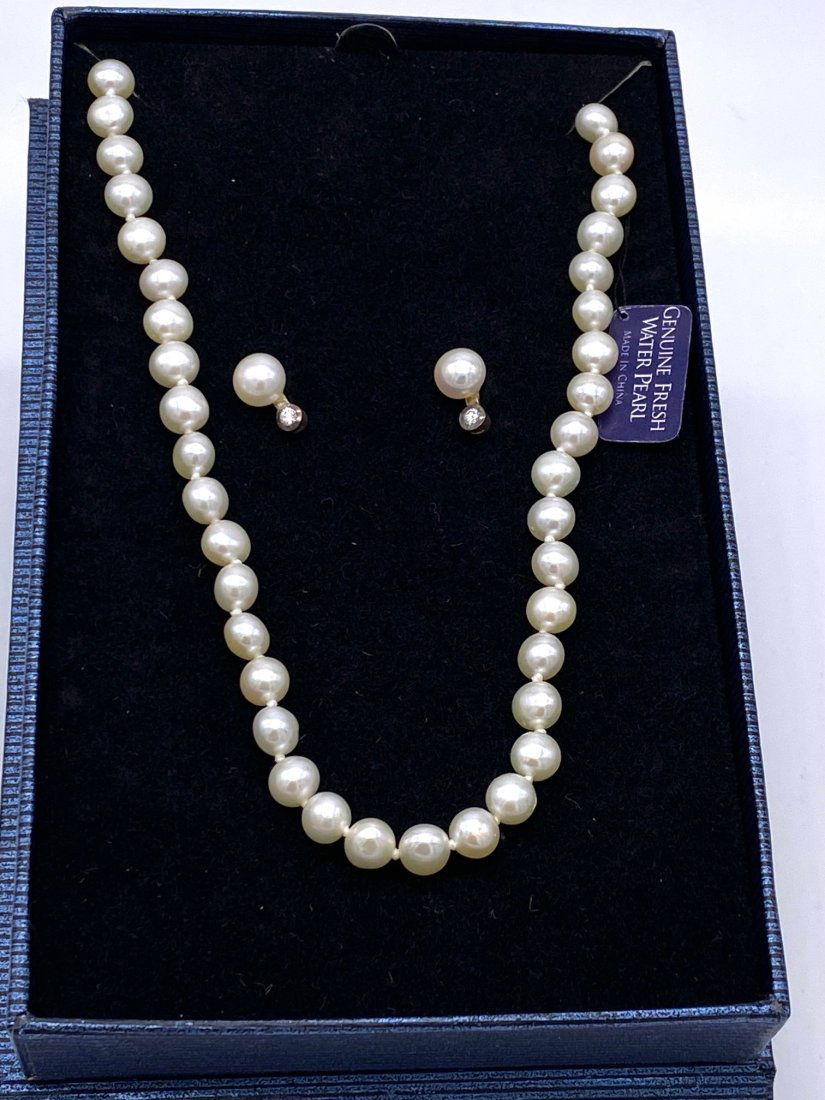 Pearl Set in box with Earrings (1 of 5)