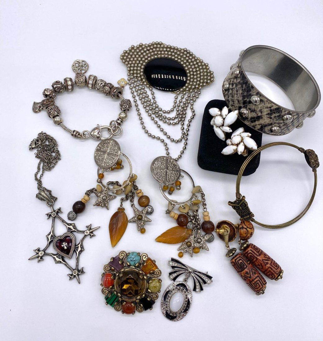 Lot of sellable Costume Jewelry (1 of 5)